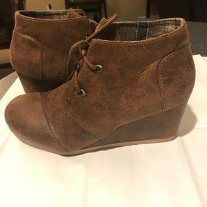 Brown suede like wedges